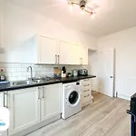 West End By Furnished - Free Parking - Family - Spacious Ferienhaus *