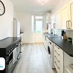 West End By Furnished - Free Parking - Family - Spacious Hébergement de vacances