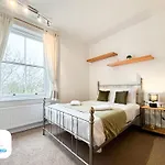 Ferienhaus West End By Furnished - Free Parking - Family - Spacious *