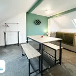 Ferienhaus West End By Furnished - Free Parking - Family - Spacious *