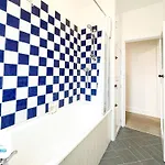 West End By Furnished - Free Parking - Family - Spacious Ferienhaus *