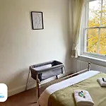 West End By Furnished - Free Parking - Family - Spacious Hébergement de vacances *