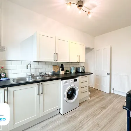 West End By Furnished - Free Parking - Family - Spacious Feriehus *