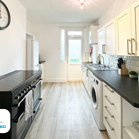 Free Parking - Family - Spacious Holiday home