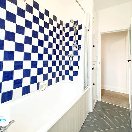 Free Parking - Family - Spacious Holiday home *