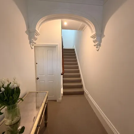 West End By Furnished - Free Parking - Family - Spacious Ferienhaus Harrogate