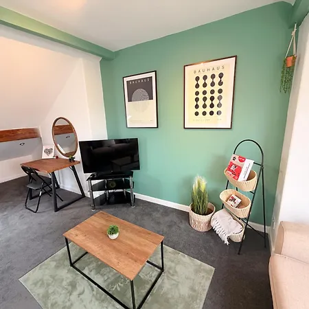 Ferienhaus West End By Furnished - Free Parking - Family - Spacious