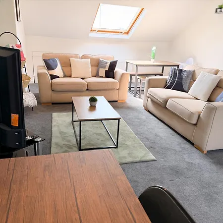 West End By Furnished - Free Parking - Family - Spacious Ferienhaus *