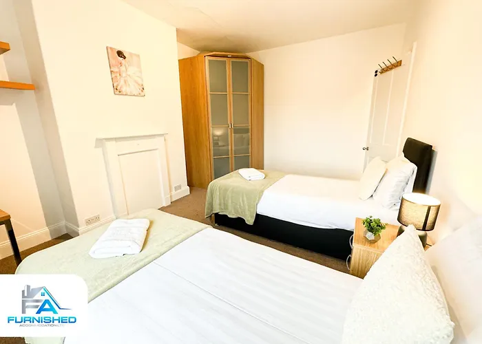 West End By Furnished - Free Parking - Family - Spacious Feriehus