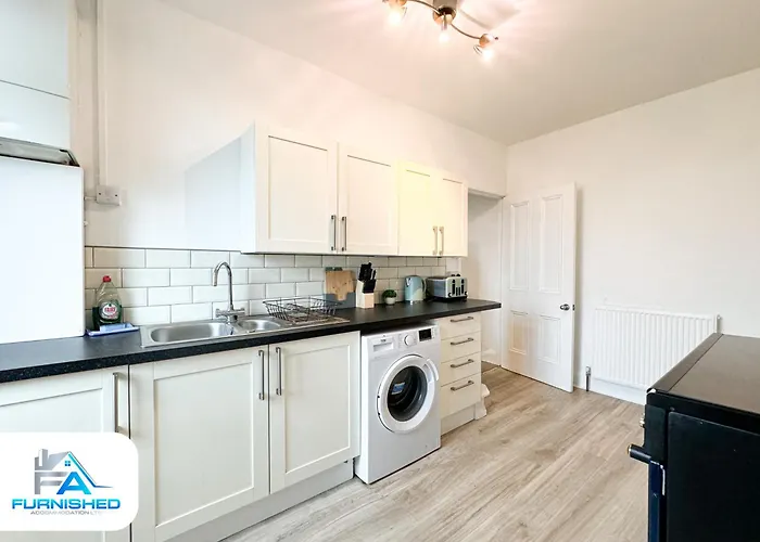 West End By Furnished - Free Parking - Family - Spacious Feriehus *