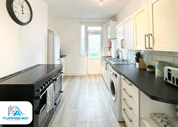 West End By Furnished - Free Parking - Family - Spacious Feriehus