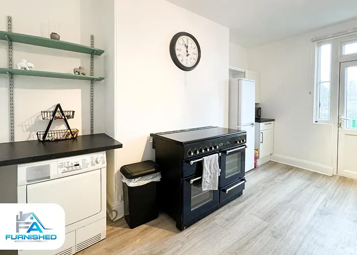 West End By Furnished - Free Parking - Family - Spacious