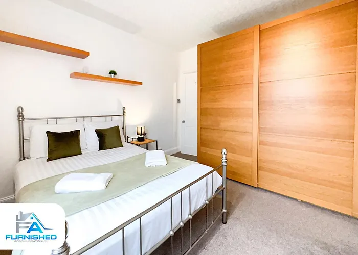 West End By Furnished - Free Parking - Family - Spacious Feriehus