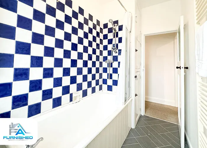 West End By Furnished - Free Parking - Family - Spacious Feriehus *