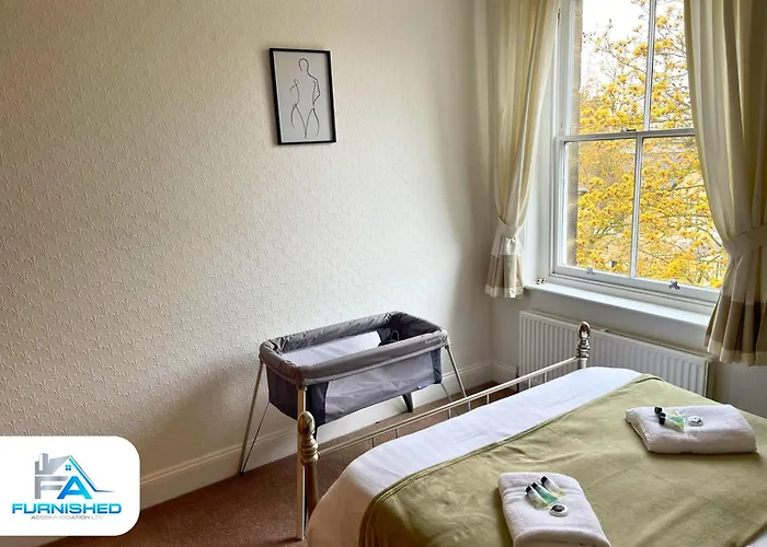 West End By Furnished - Free Parking - Family - Spacious Feriehus *